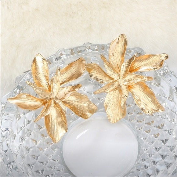 Big Flower Earrings 💕 {Host Pick} - Picture 2 of 4